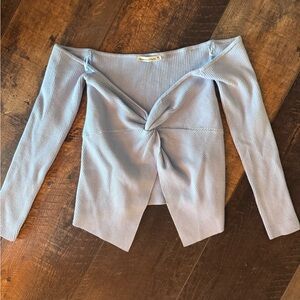 ✨ Abercrombie & Fitch Off-Shoulder Twist Front Ribbed Top ✨
Size Medium